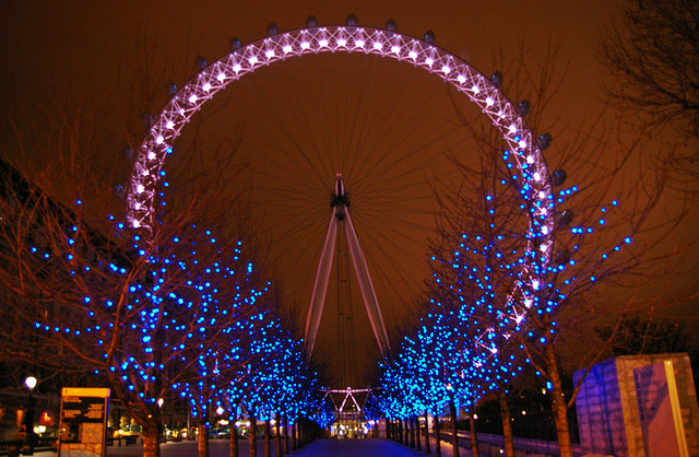 London Eye at Christmas © Christine Matthews ccbysa/2.0  Geograph