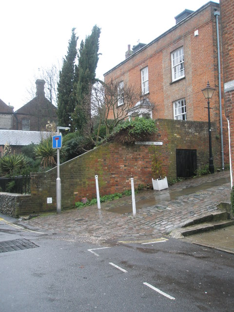 Approaching the junction of Tarrant Street and Bakers Arms Hill