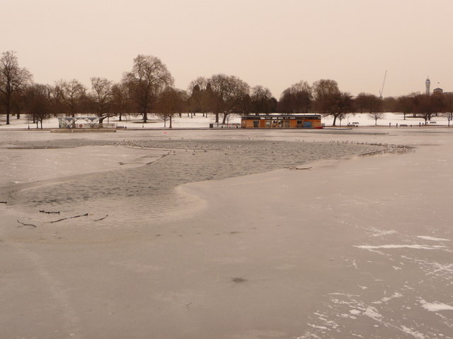 Hyde Park: an oasis in the middle of the frozen Serpentine