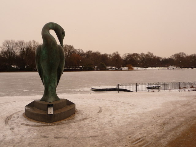 Hyde Park: Isis and frozen Serpentine