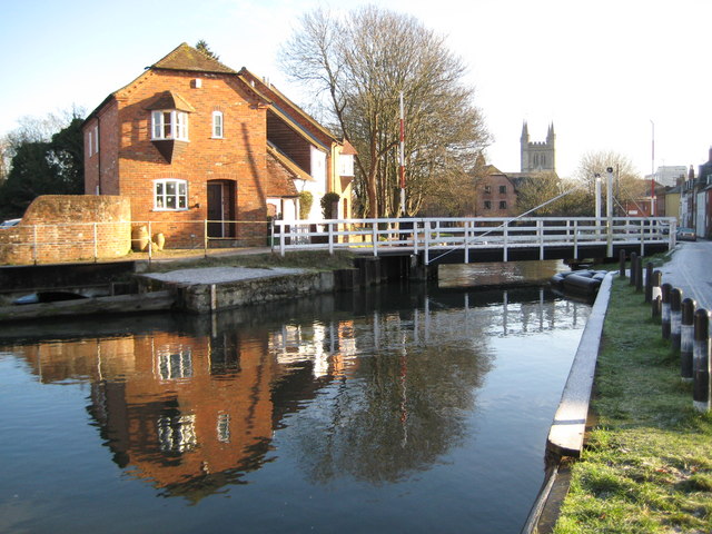 Kennet and Avon Canal: West Mills swing bridge at Newbury
