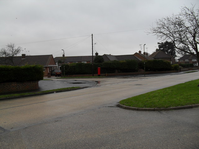 Looking from Windmill Drive across to a postbox in Fircroft Crescent (2)