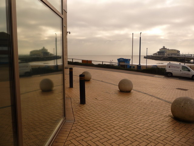 Bournemouth: the pier and its reflection in the Waterfront