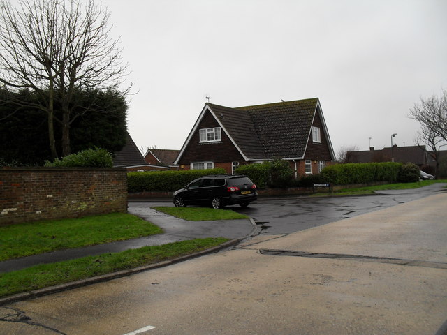 Approaching the junction of  Boxtree Avenue and Farm Way