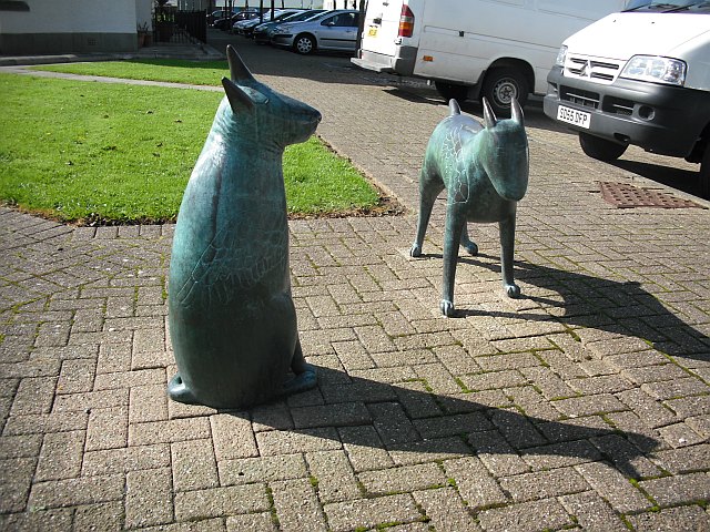Bronze dogs, Gottries Road