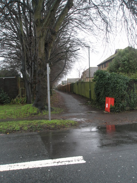 Path running between Hurst Road and Sheepfold Avenue