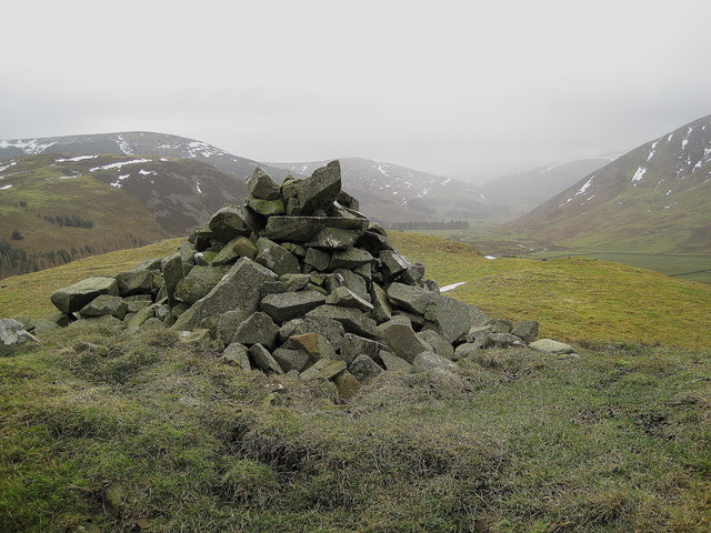 Summit cairn, Macbeth's Castle or Wood Hill
