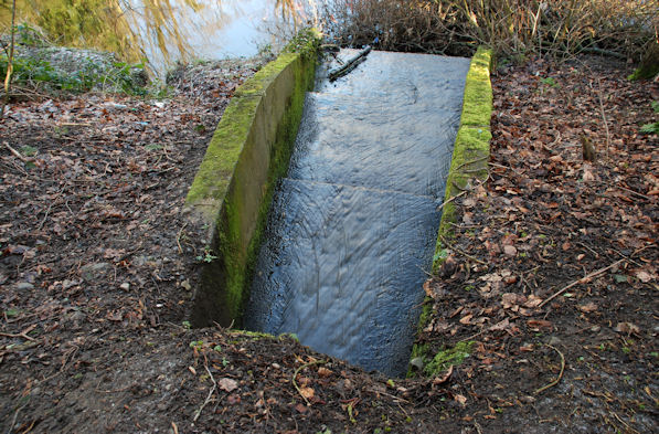 Drain, Banbridge © Albert Bridge cc-by-sa/2.0 :: Geograph Ireland