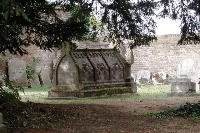 St Peter & St Paul, Harlington - Churchyard
