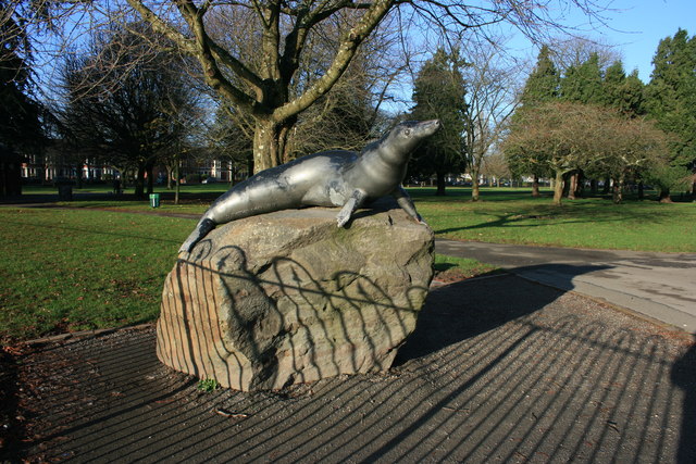 Statue of Billy the Seal, Victoria Park,... © Adrian Platt cc-by-sa/2.0 ...