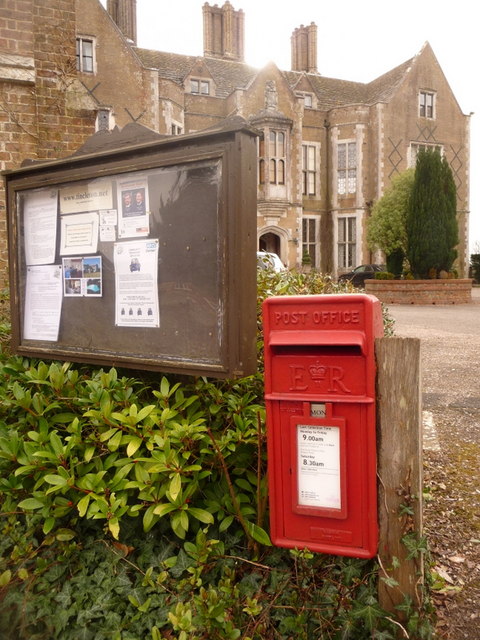 Tincleton: postbox № DT2 211, Clyffe House