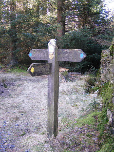 Signpost close to Rough Hows