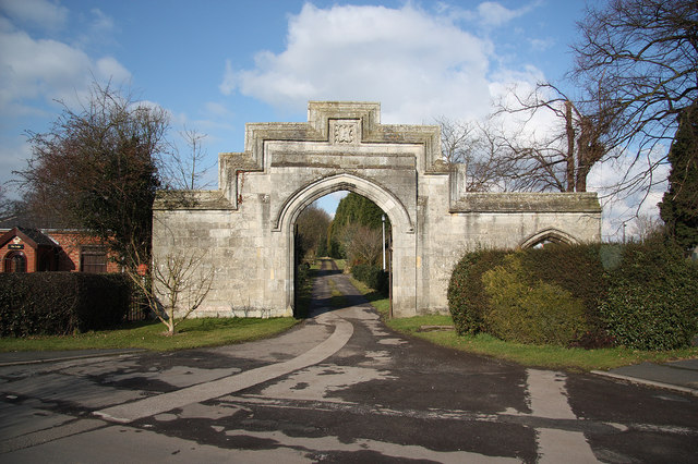 Manor House gateway © Richard Croft :: Geograph Britain and Ireland