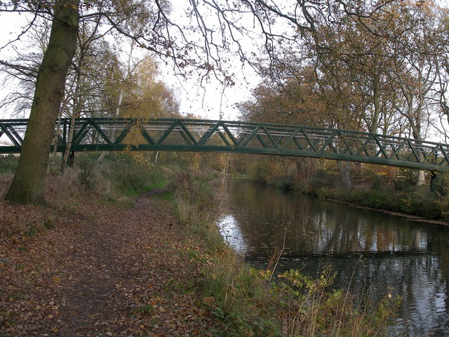 Foot Bridge, Basingstoke Canal,... © Andrew Mathewson cc-by-sa/2.0 ...