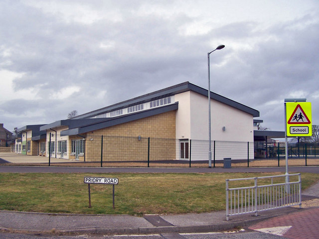 Lincluden primary school © Richard Dorrell :: Geograph Britain and Ireland