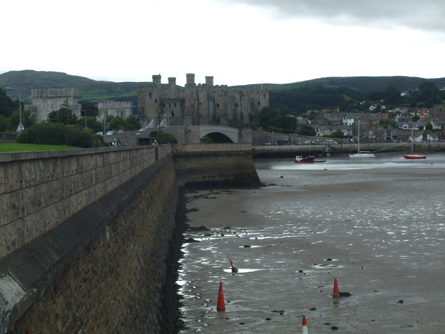 Mud by Conwy embankment