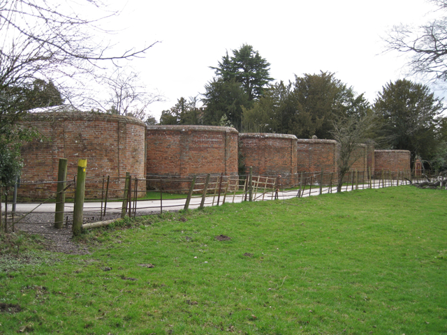 Lobed wall, Wroxall Abbey