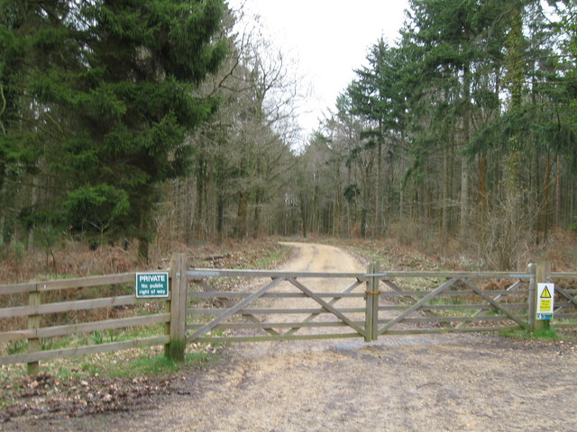 Forestry gate in Ampfield Wood © Alex McGregor cc-by-sa/2.0 :: Geograph ...
