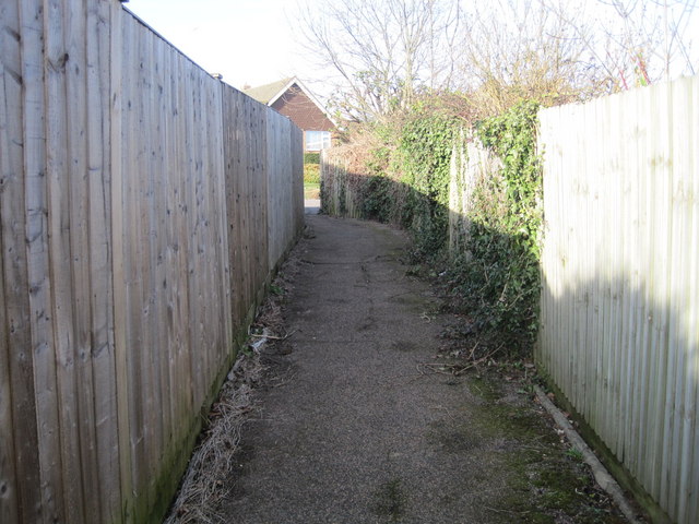 Path between Ledsham Park and Hollinghurst Close