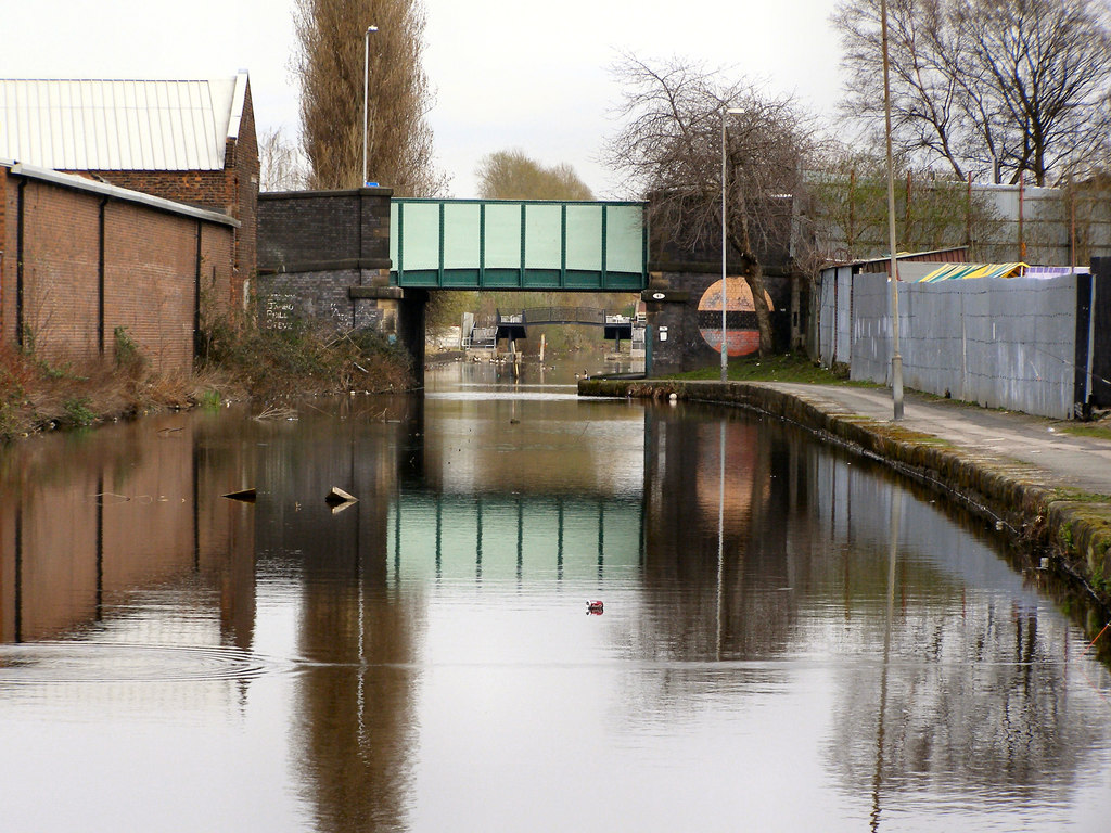 Rochdale Canal © David Dixon cc-by-sa/2.0 :: Geograph Britain and Ireland