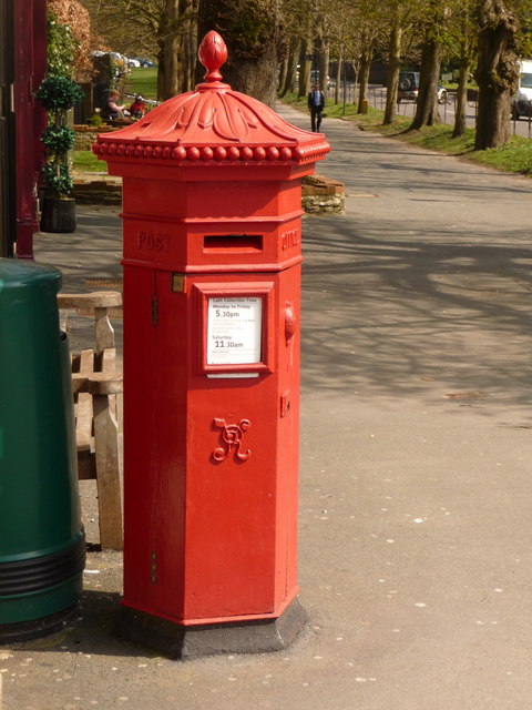 Dorchester: postbox № DT1 85, South Walks Road