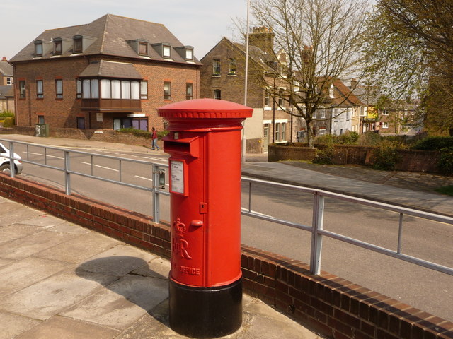 Dorchester: postbox № DT1 201, Acland Road
