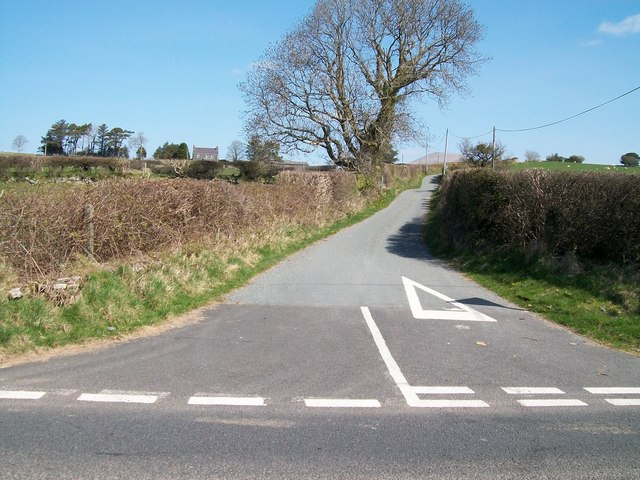 Garnedd-hir lane at its junction with the A487