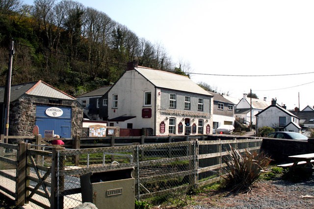 Porthallow:  The 'Five Pilchards' and neighbouring buildings