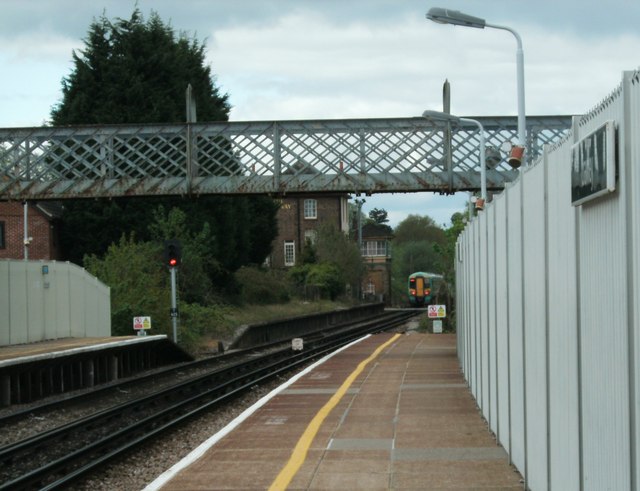 Crawley Station platforms © Peter Wood cc-by-sa/2.0 :: Geograph Britain ...