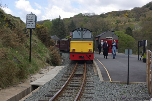 beddgelert-station-stephen-mckay-geograph-britain-and-ireland