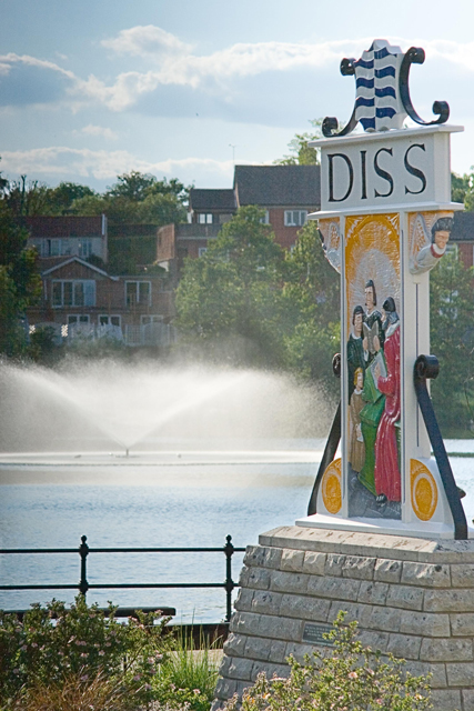 Diss town sign © Charles Greenhough cc-by-sa/2.0 :: Geograph Britain ...