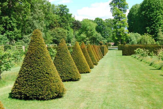 Formal garden at Erddig © John Haynes cc-by-sa/2.0 :: Geograph Britain ...