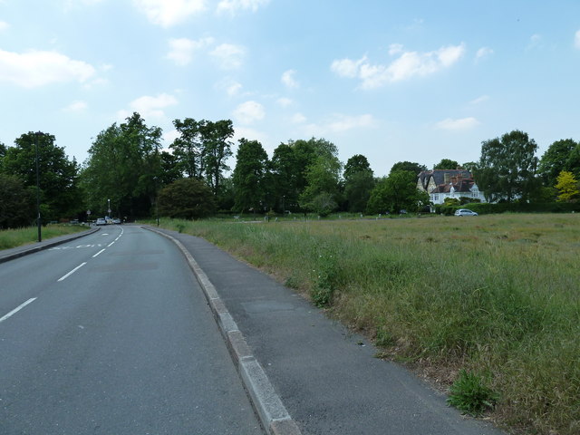 Approaching School Road from Manor Park Road