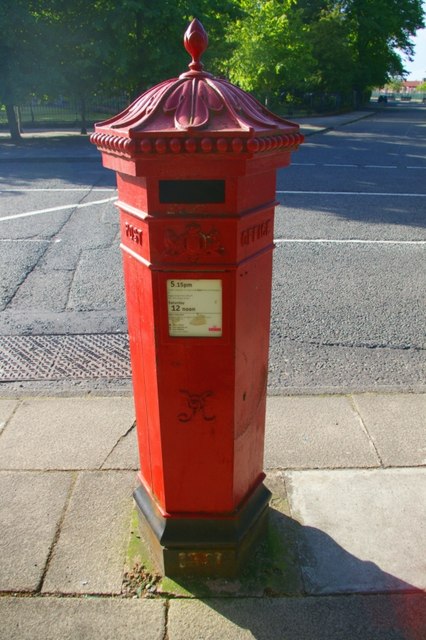 Penfold postbox © Tiger cc-by-sa/2.0 :: Geograph Britain and Ireland