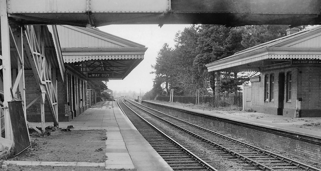 Broadway Station © Ben Brooksbank cc-by-sa/2.0 :: Geograph Britain and ...