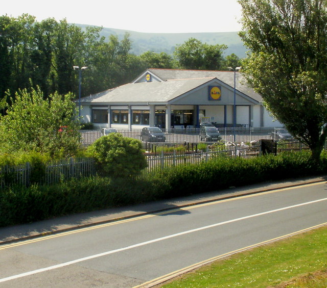 Lidl Cwmbran © Jaggery cc-by-sa/2.0 :: Geograph Britain and Ireland