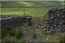 SD6555 : Fellside gate and stone walls at Hunter Hole by Tom Richardson