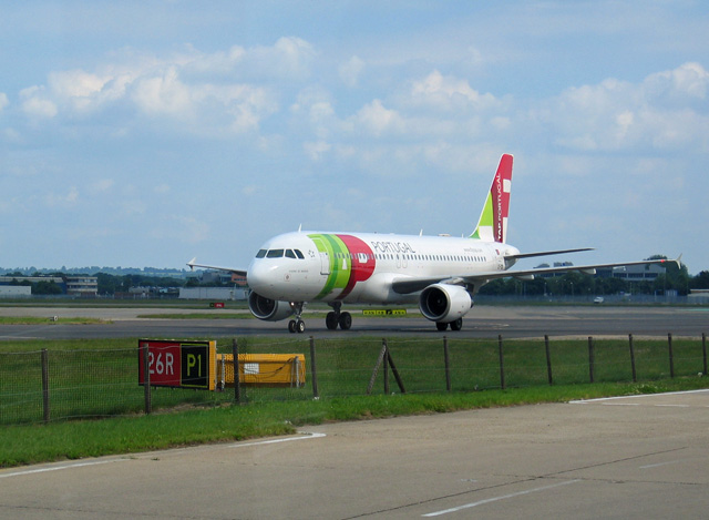 TAP Airbus A320 214