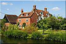 SU3420 : Houses Beside the River Test, Romsey, Hampshire by Peter Trimming