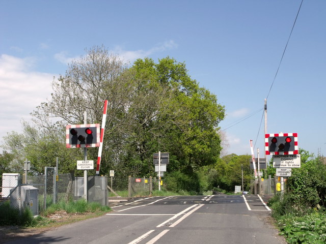 Level crossing near Ripe, East Sussex © nick macneill cc-by-sa/2.0 ...
