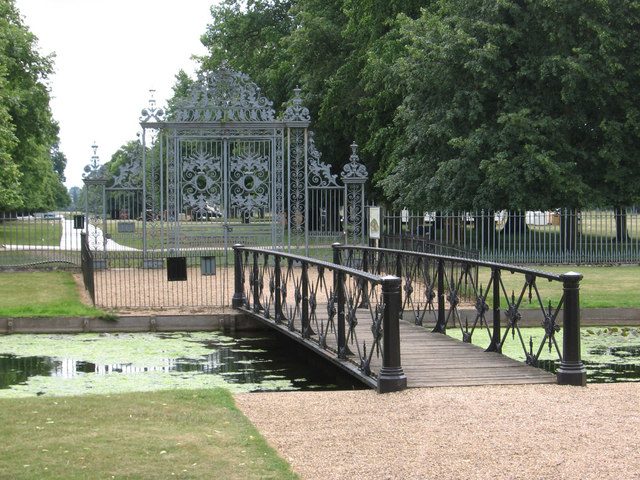 Hampton Court - bridge over South Canal
