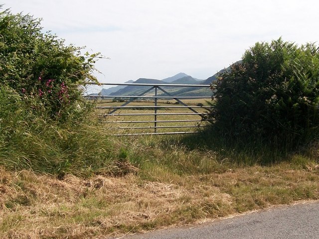 Field gate with a view