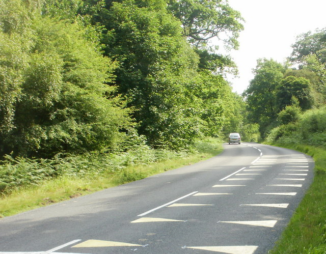 white-triangles-painted-on-road-surface-jaggery-geograph