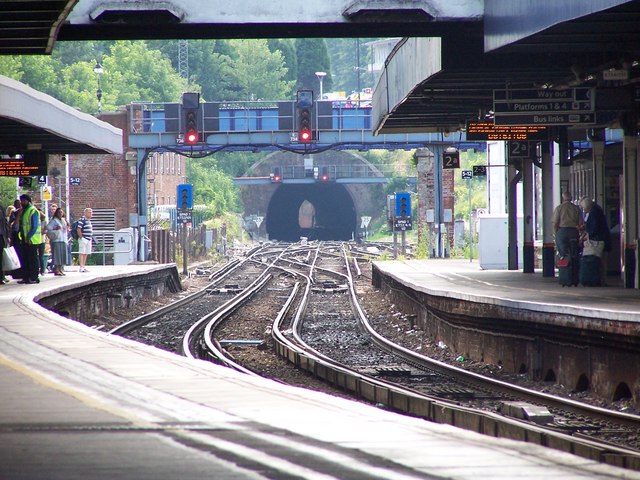 Southampton Central: view along platforms to the tunnel