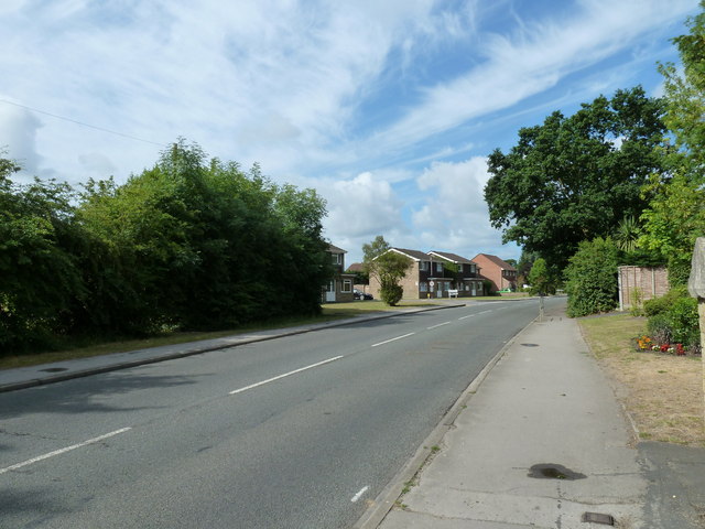 Approaching the junction of   Oakland Drive and Mayvale Close