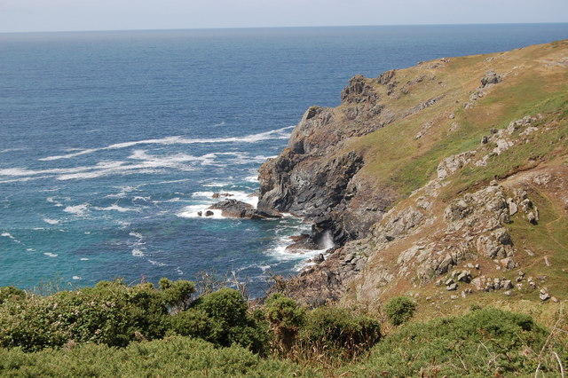 Cliffs at Ogo Dour Cove © SMJ cc-by-sa/2.0 :: Geograph Britain and Ireland