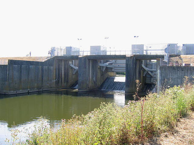 Flood barrier above Tonbridge © Stephen Craven cc-by-sa/2.0 :: Geograph ...