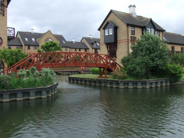 Riverside housing by the Stort Navigation
