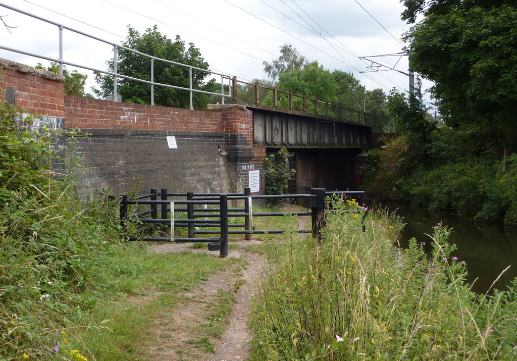 Main line railway bridge over the canal © Andrew Hill cc-by-sa/2.0 ...