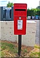 Rural postbox by Halfway House B4363 Eardington (Elizabeth II  post mounted type)